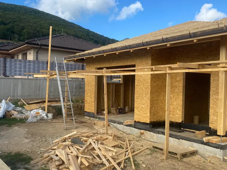 Pohľad na stavbu spomedzi stavebného materiálu